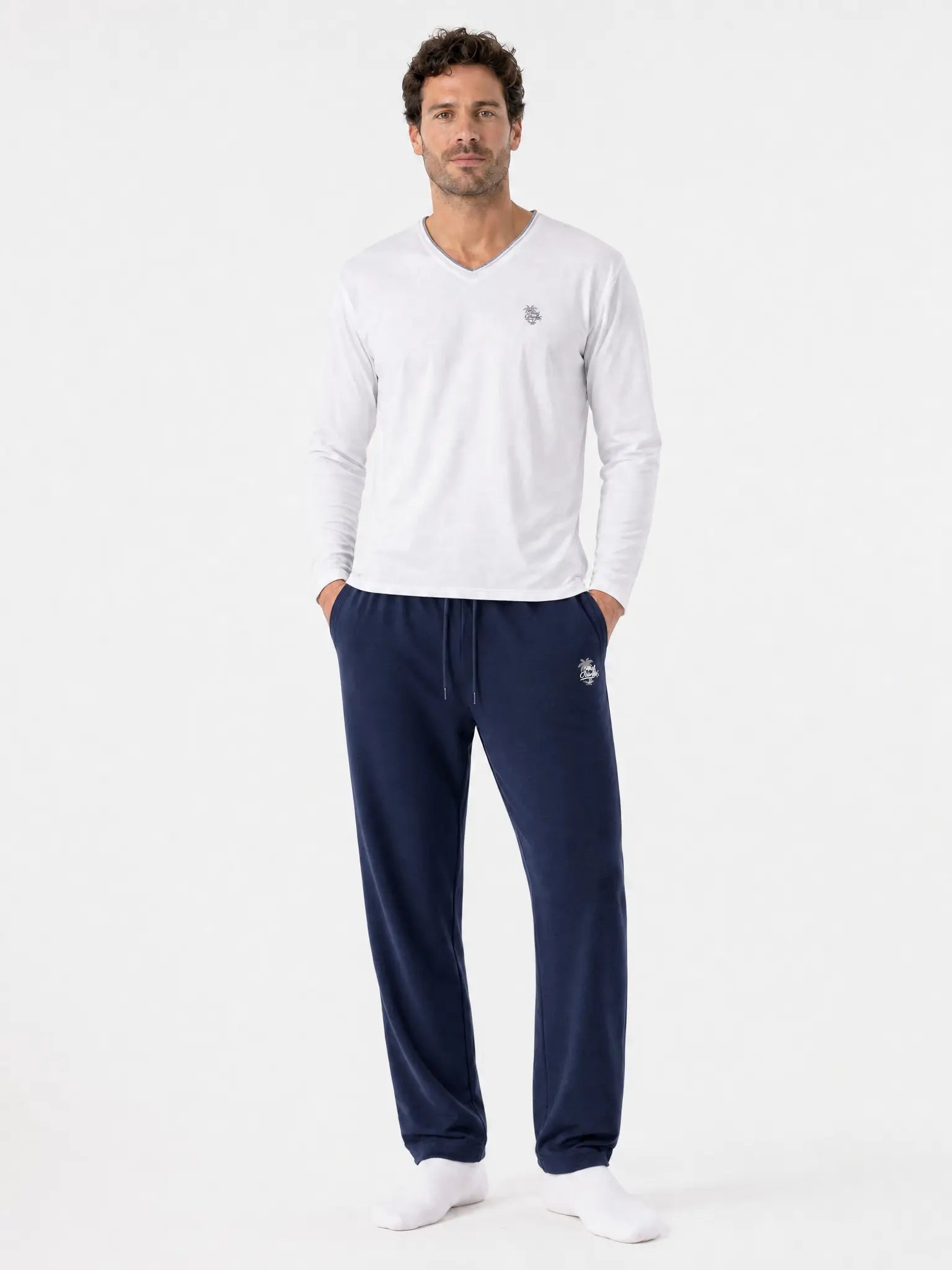Mann im weißen V-Neck Lounge-Shirt und dunkelblauer Lounge-Hose – Loungewear Herren bei style4him.de