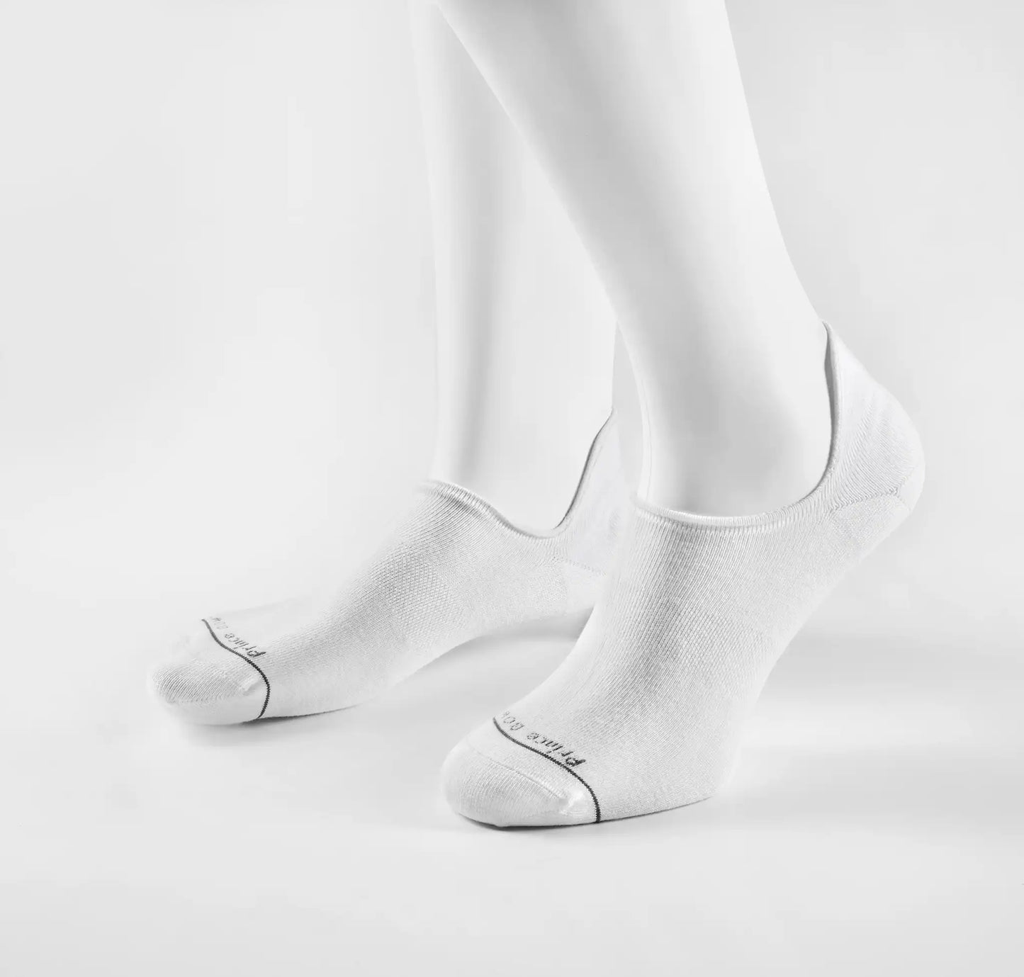 (Weiß) Sneaker Socken Herren – Trageansicht am Fuß unsichtbarer Schnitt