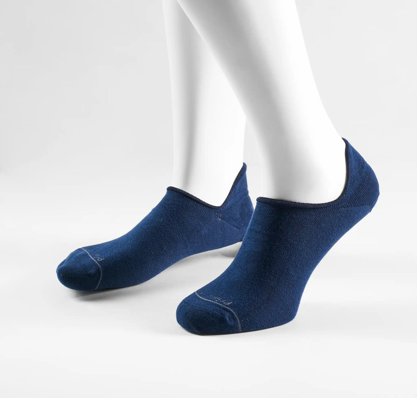 (Dunkelblau) Sneaker Socken Herren – Trageansicht am Fuß unsichtbarer Schnitt