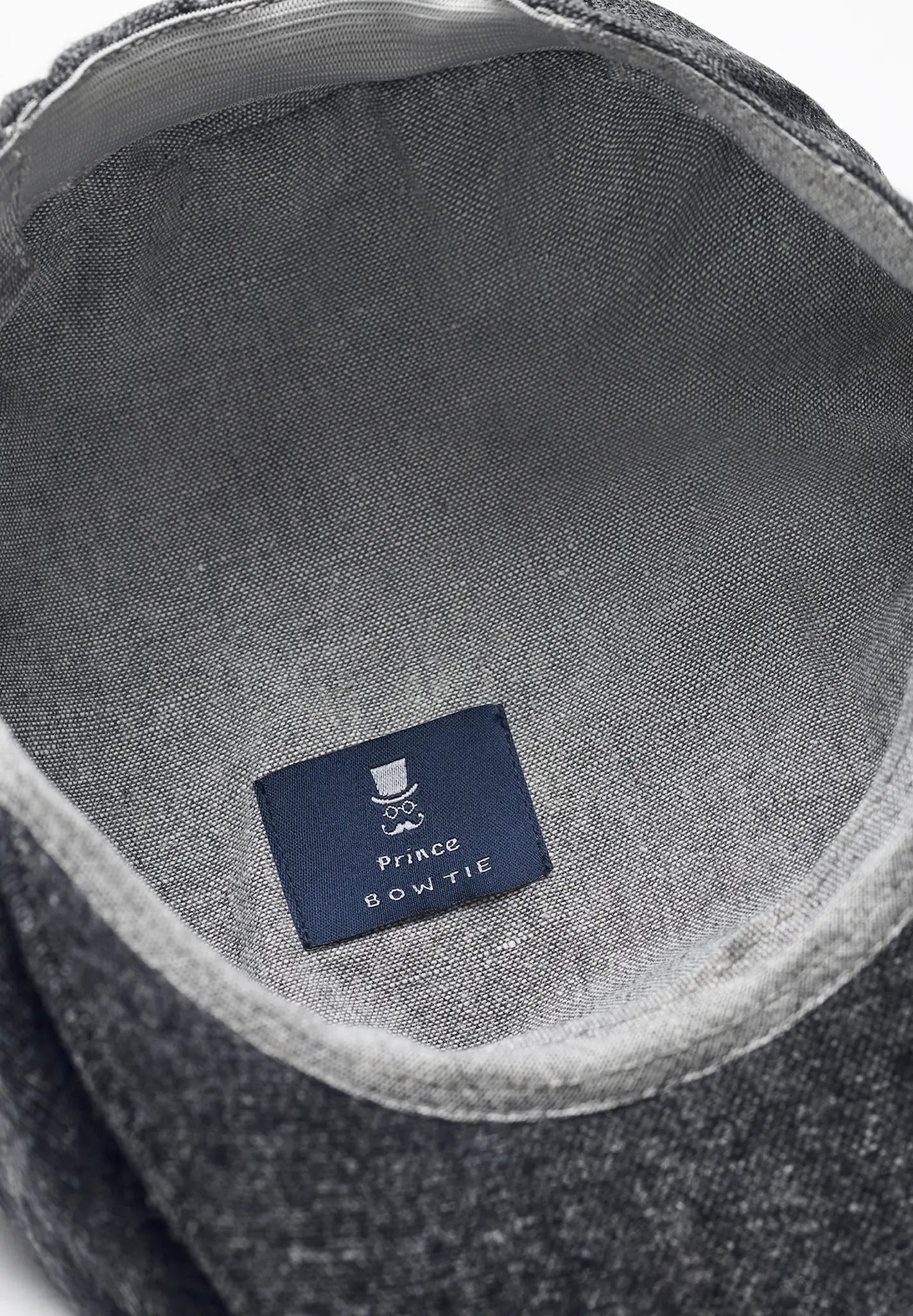 (Anthrazit) Ballonmütze Tweed – Innenseite mit Prince Bowtie Label