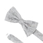 (Silber) Fliege Hochzeit Paisley Seide – Detailansicht mit verstellbarem Größenband