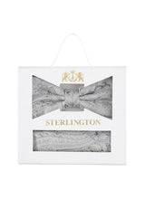 (Silber) Fliege Einstecktuch Set Paisley Seide – Sterlington Geschenkbox Frontalansicht