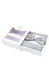 (Blau) Fliege Einstecktuch Set Sterlington – Geschenkbox schräg geöffnet