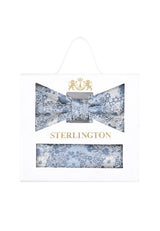 (Hellblau) Fliege Einstecktuch Set Floral Seide – Sterlington Geschenkbox Frontalansicht