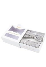 (Taupe) Fliege Einstecktuch Set Sterlington – Geschenkbox schräg geöffnet