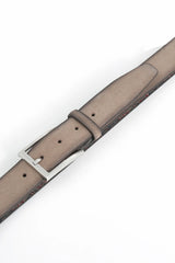 (Taupe) Detailaufnahme Dornschließe am Velours Ledergürtel Herren, 35mm breit