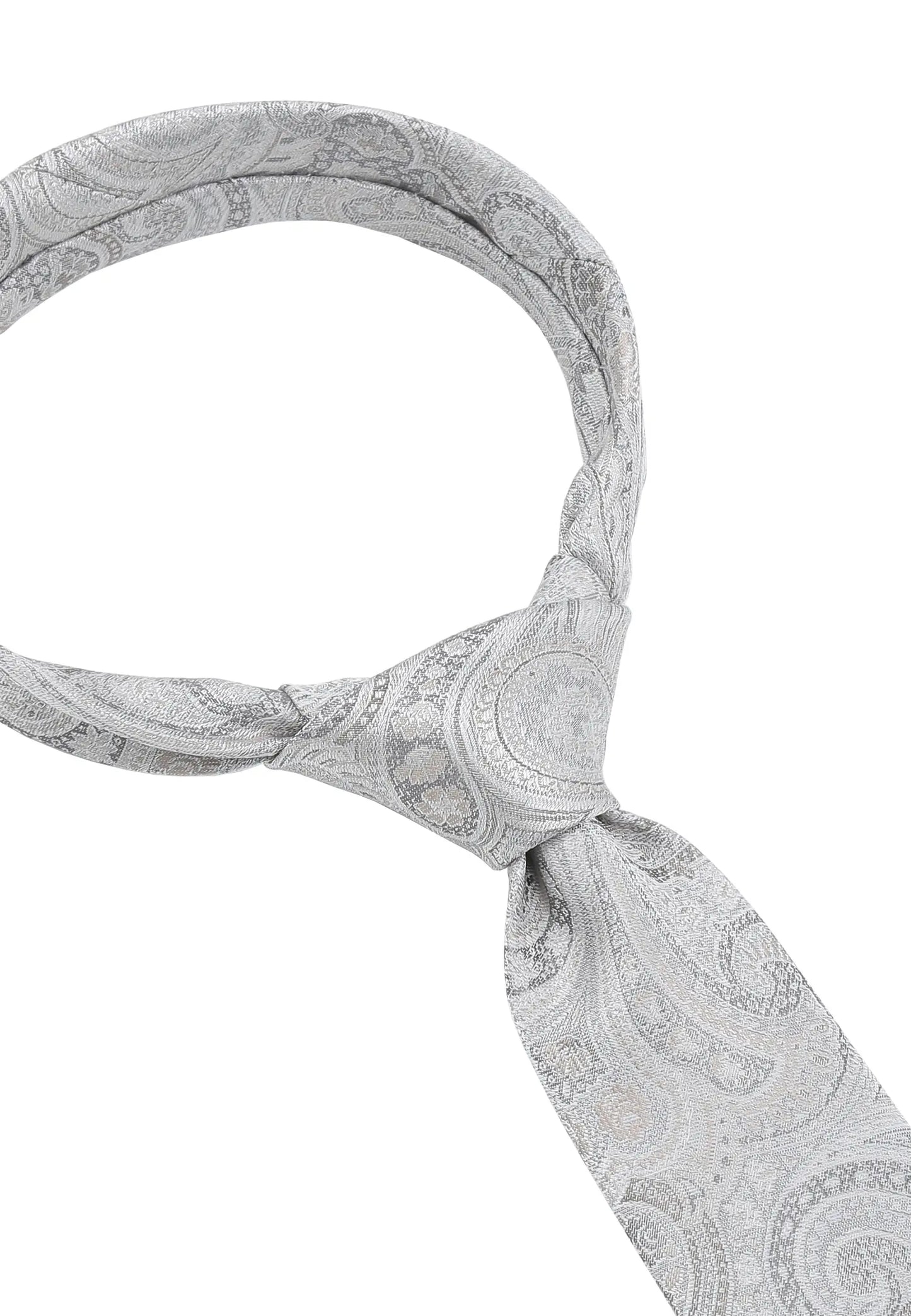 (Silber) Hochzeitskrawatte Paisley Seide – Detailansicht gebundener Knoten