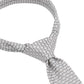 (Silber) Hochzeitskrawatte Kreise Seide – Detailansicht gebundener Knoten