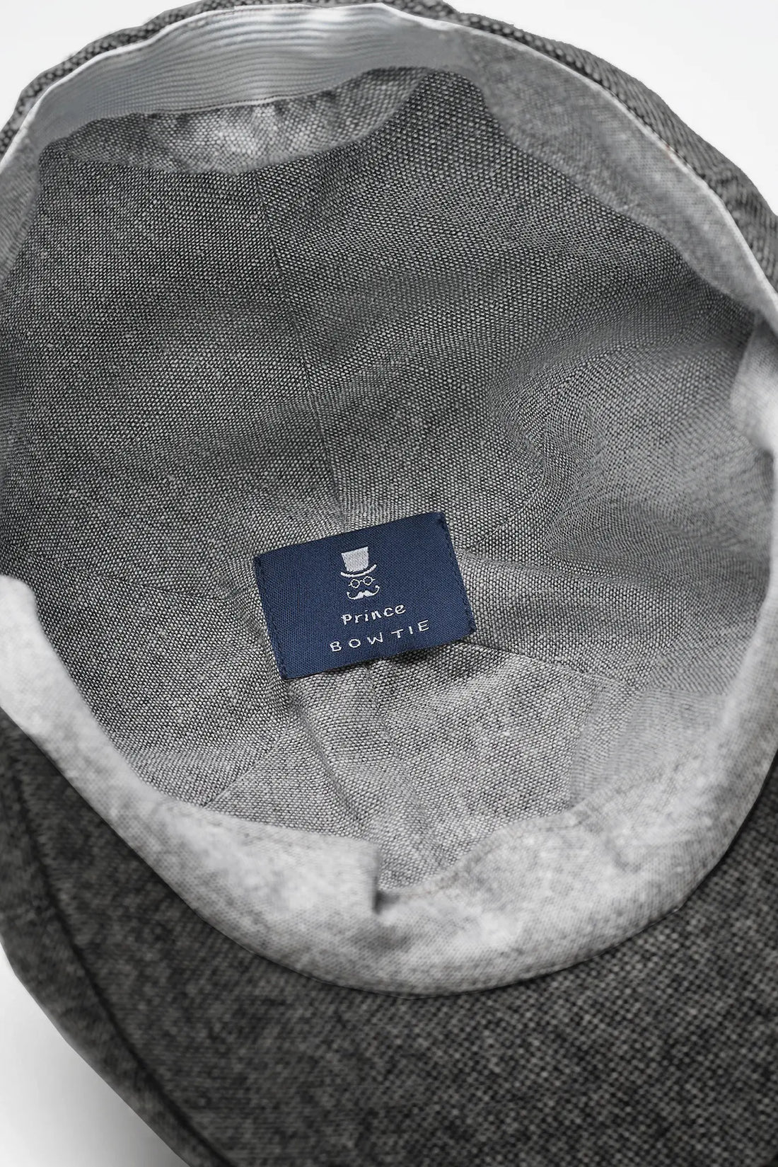 (Anthrazit) Schiebermütze Tweed – Innenseite mit Prince Bowtie Label