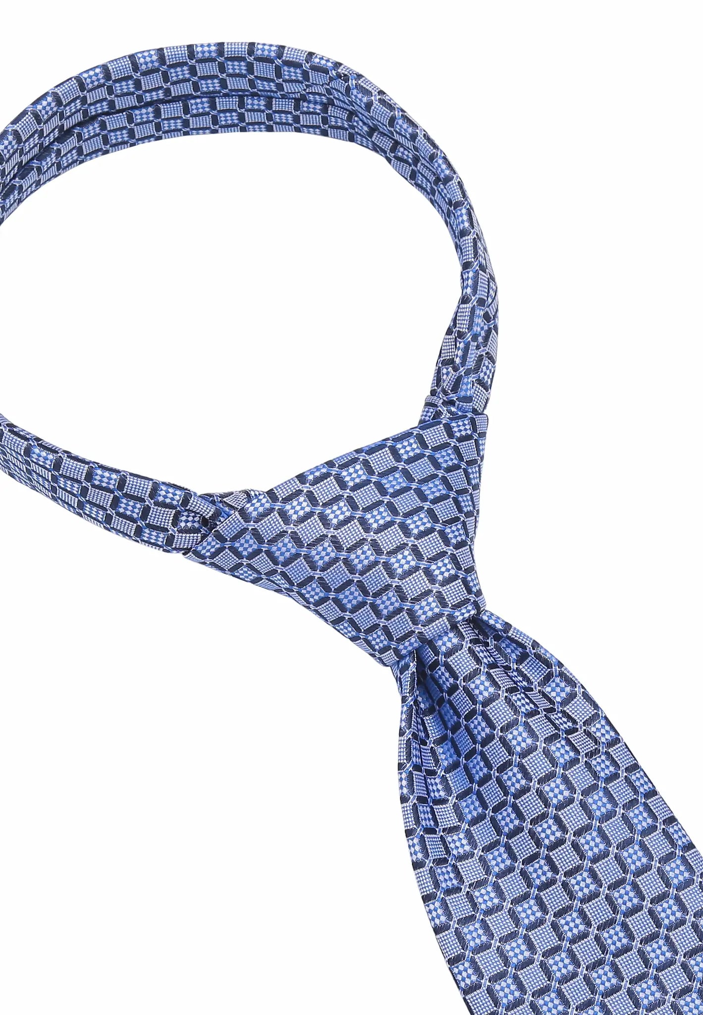 (Blau) Krawattenknoten-Detail mit Würfelmuster, Nahaufnahme freigestellt
