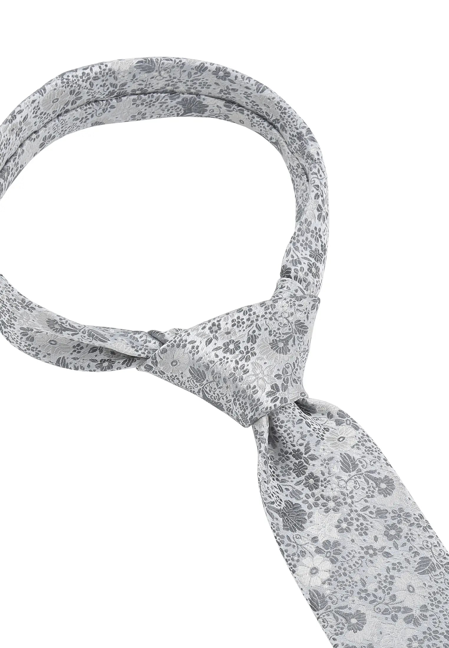 (Silber) Hochzeitskrawatte Floral – Detailansicht gebundener Knoten