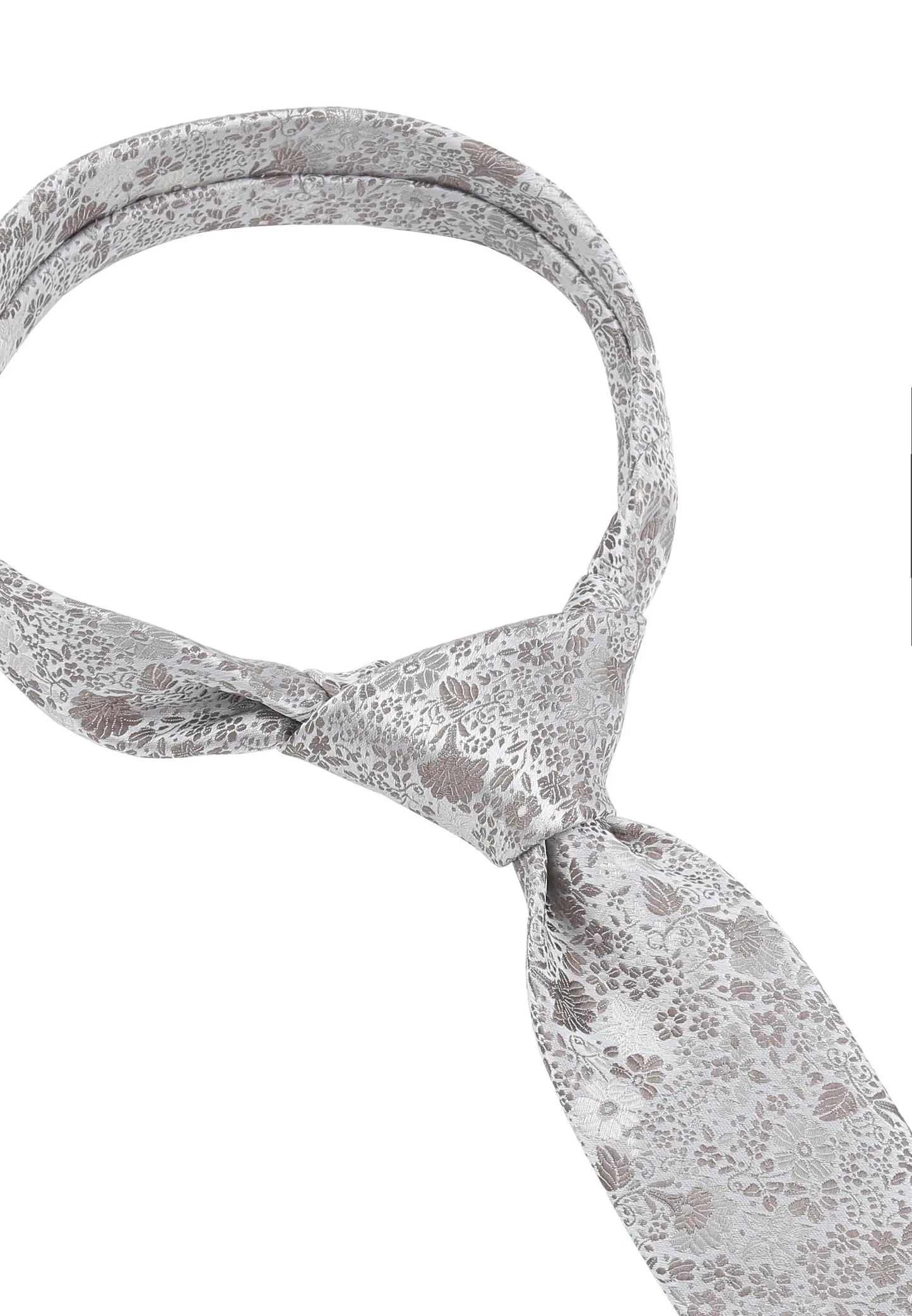 (Taupe) Hochzeitskrawatte Floral – Detailansicht gebundener Knoten