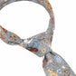 (Grau) Krawatte Blumenmuster – Detailansicht gebundener Knoten