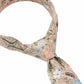 (Beige) Krawatte Blumenmuster – Detailansicht gebundener Knoten