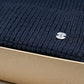 (Dunkelblau) Herrenschal Mütze Set Wolle – Detailansicht Logo-Pin in Box