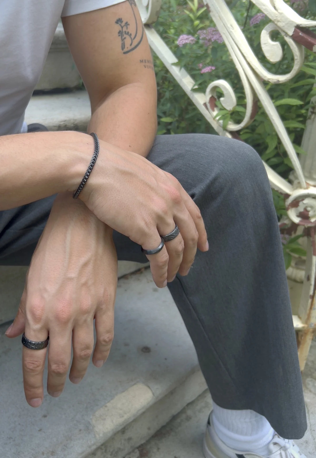 (Gun Metal) Ring aus Edelstahl – Regent am Finger getragen