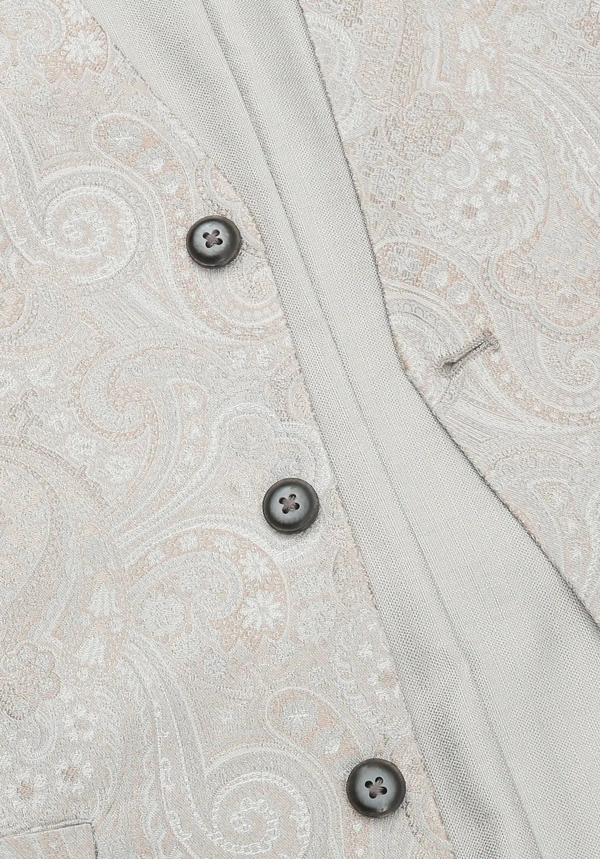(Beige) Hochzeitsweste Herren Paisley – Detailansicht Knöpfe und Paisley-Muster