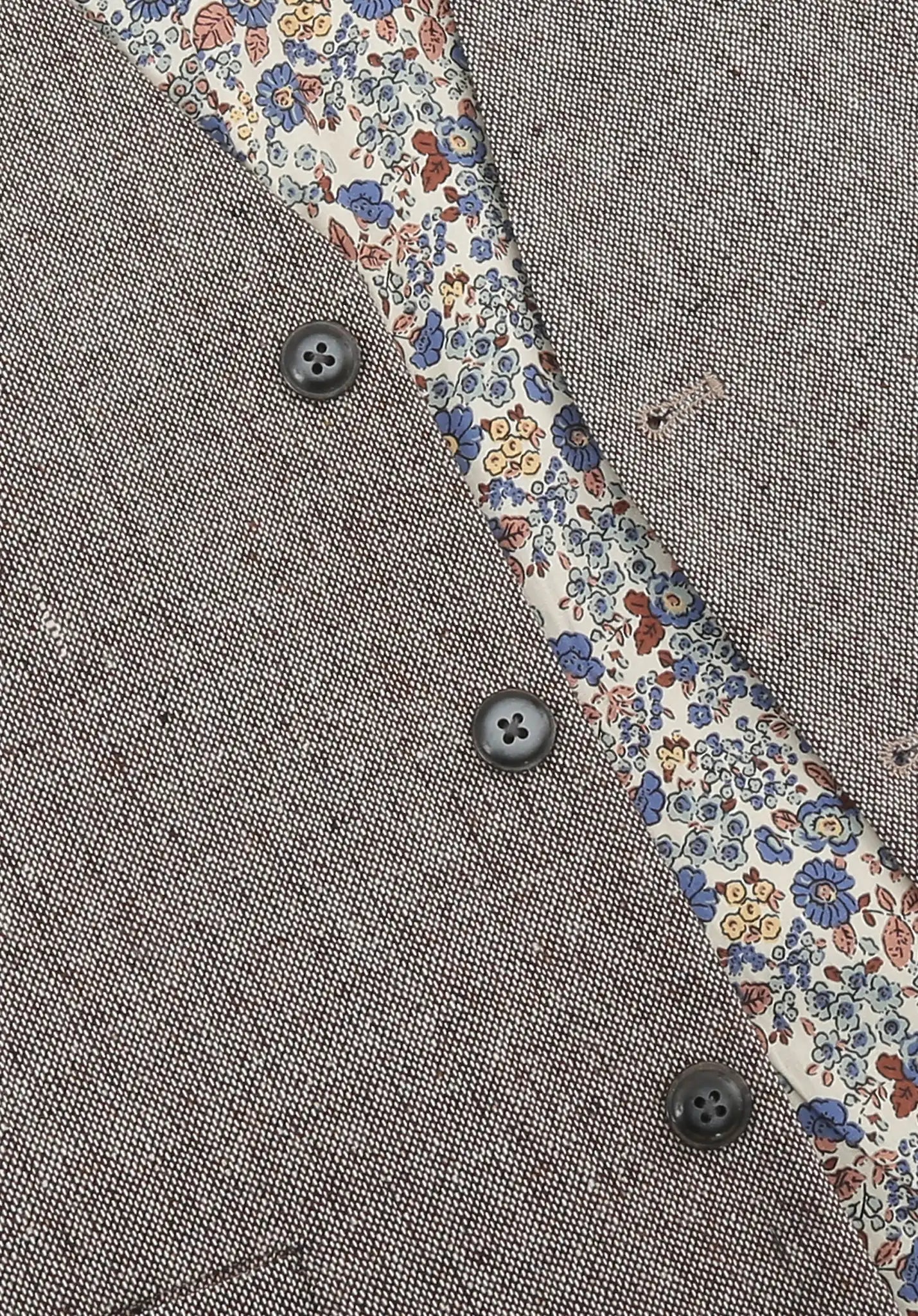 (Beige) Weste Tweed – Detailansicht Knöpfe und florales Innenfutter