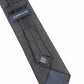 (Schwarz Blumenmuster) Rückseite der Zip-Trauerkrawatte mit Reißverschluss und Schlaufe, vorgebunden und verstellbar
