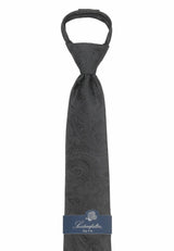 (Schwarz Paisley) Detail Knoten der Zip-Trauerkrawatte, vorgebundenes Design in Schwarz mit Paisley-Muster