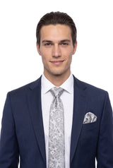 (Silber) hochzeitskrawatte einstecktuch set floral getragen nahaufnahme